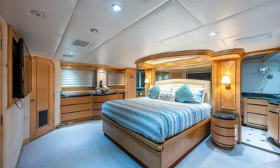 Perseverance: Cabine grande com cama de casal listrada, armários de madeira, televisão de parede e abertura para o banheiro privativo