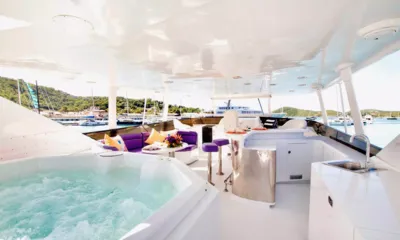 Perseverance: Deck superior sombreado com hidromassagem borbulhante, assentos lounge roxos, banquetas de bar e vista para o porto