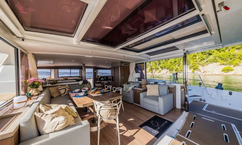 Ocean Lounge image 9