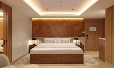 Hermes Catamaran: Cabine com cama de casal, parede de cabeceira em madeira estampada e abajures de cabeceira