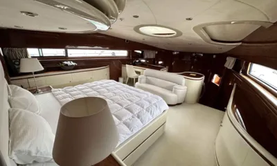 Leviathan 8: Cabine espaçosa com uma grande cama de casal branca, poltrona, escrivaninha e janelas largas