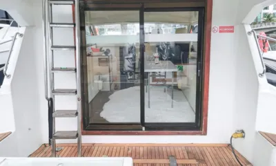 WaveShark II: Deck de popa de teca com escada para o flybridge e portas de correr de vidro para o salão