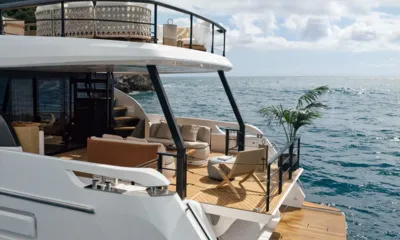Explora: チークのスイムプラットフォームと open sea を見下ろす、ソファとデッキチェアのある後部デッキ
