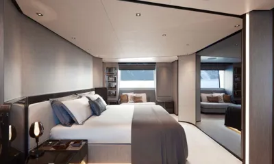 Pazienza: Cabine ampla com cama de casal, sofá sob uma janela e parede espelhada