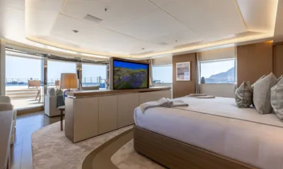 Alfa: Quarto grande com cama de casal, televisão retrátil e portas de vidro para um deck privativo
