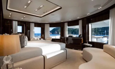 Lady A: Cabin with a large bed, curved sofa and wide windows facing the sea
