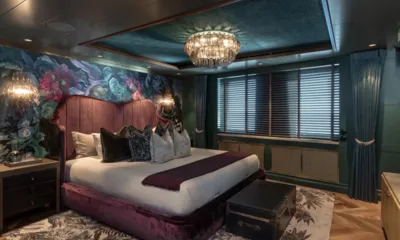 Pink Shadow: Cabine com cama de casal com cabeceira de veludo, mural floral e lustre