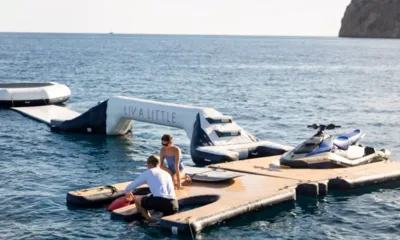 Liv Love: Hóspedes em um píer flutuante com jet ski, escorregador inflável e trampolim em mar calmo