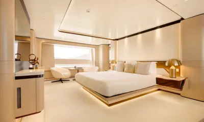 Perla Bianca: Cabine espaçosa com cama de casal grande, luminárias douradas, poltronas e uma janela larga