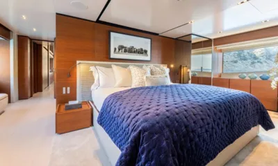 Alberry: Cabina doppia con copriletto trapuntato blu navy, pannelli in legno e fotografia di un elefante sopra il letto