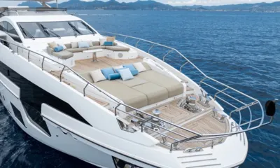 Zozo: Prua con grande prendisole e sedute lounge viste dall'alto