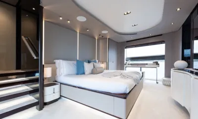 Zozo: Cabina principale luminosa con letto matrimoniale, scrivania sotto un'ampia finestra e gradini verso l'ingresso
