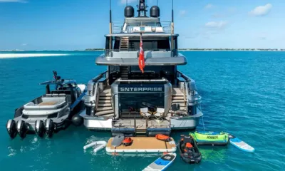 Enterprise: Vista dall'alto della poppa con il tender accanto e giochi d'acqua che galleggiano dietro lo yacht