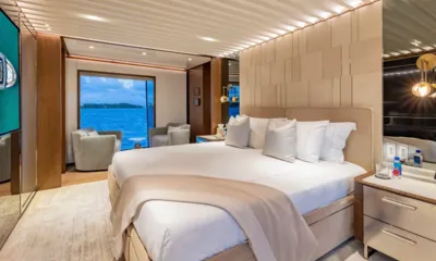 Enterprise: Grande letto matrimoniale in una cabina con poltrone accanto a una finestra sul mare