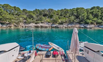 Dellagrazia: Giochi d'acqua sulla piattaforma di poppa e in mare: gonfiabili trainabili, tavola da SUP e scooter subacquei