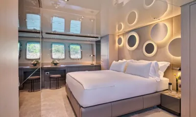 Dellagrazia: Cabina con letto matrimoniale, luci a parete circolari, scrivania con sgabelli e oblò