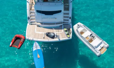 Sweet Caroline: Piattaforma di poppa vista dall'alto con scooter subacqueo, wakeboard, tavola da SUP, towable e tender di fianco