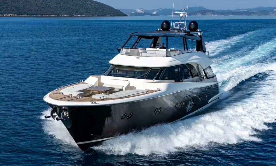 Bella Luna, 2016 Monte Carlo Yachts MCY 86, photo 2