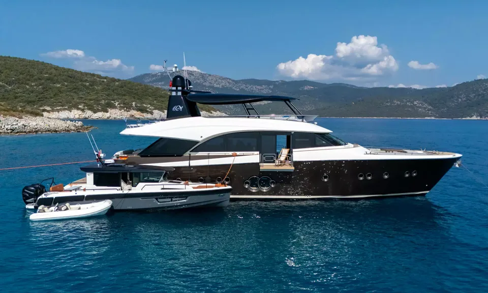 Bella Luna, 2016 Monte Carlo Yachts MCY 86, photo 3