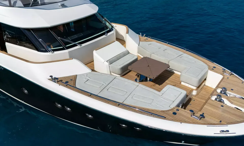 Bella Luna, 2016 Monte Carlo Yachts MCY 86, photo 6