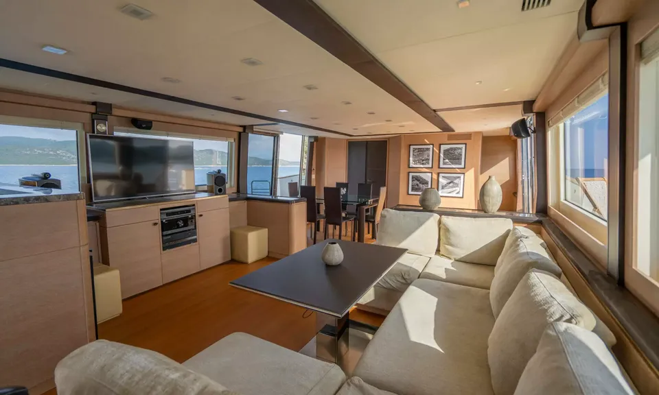 Bella Luna, 2016 Monte Carlo Yachts MCY 86, photo 12