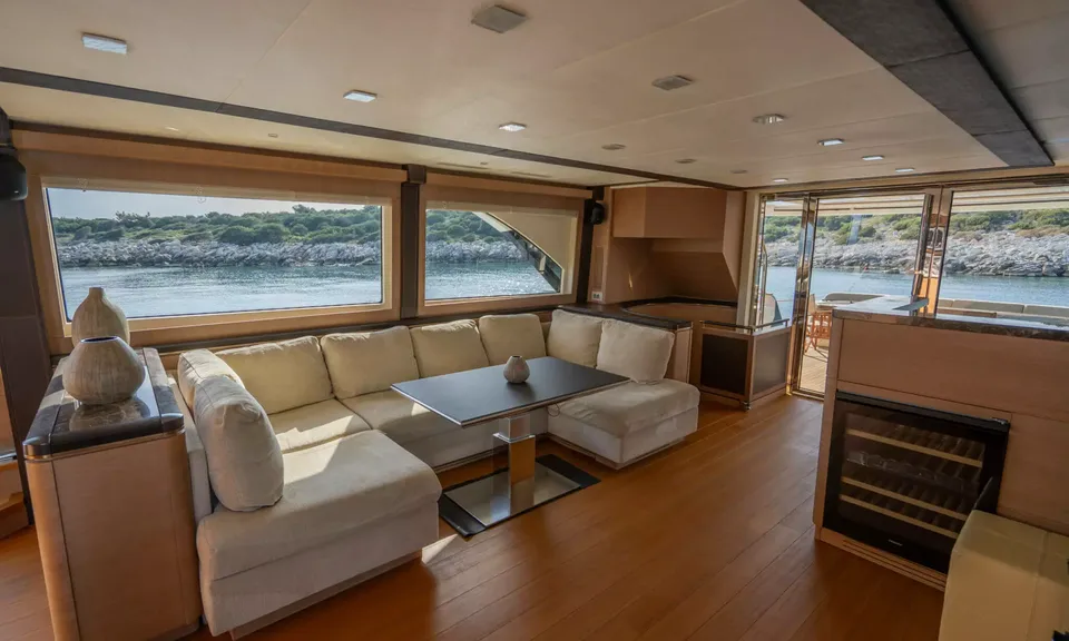 Bella Luna, 2016 Monte Carlo Yachts MCY 86, photo 14