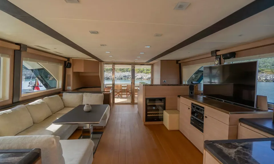 Bella Luna, 2016 Monte Carlo Yachts MCY 86, photo 15