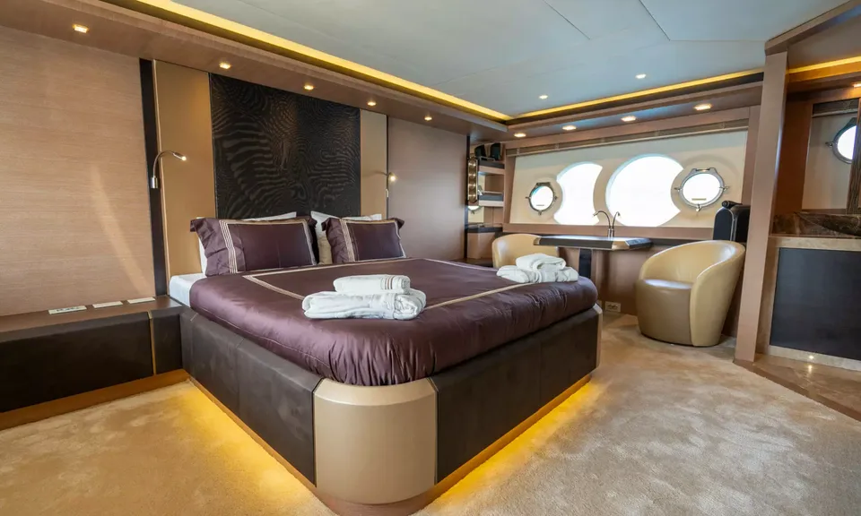 Bella Luna, 2016 Monte Carlo Yachts MCY 86, photo 16