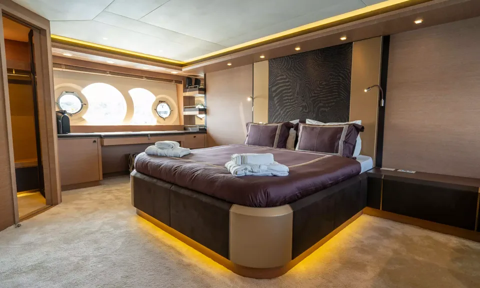 Bella Luna, 2016 Monte Carlo Yachts MCY 86, photo 17