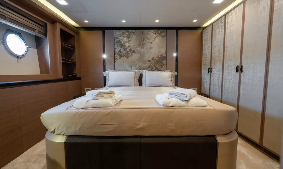 Bella Luna, 2016 Monte Carlo Yachts MCY 86, photo 20