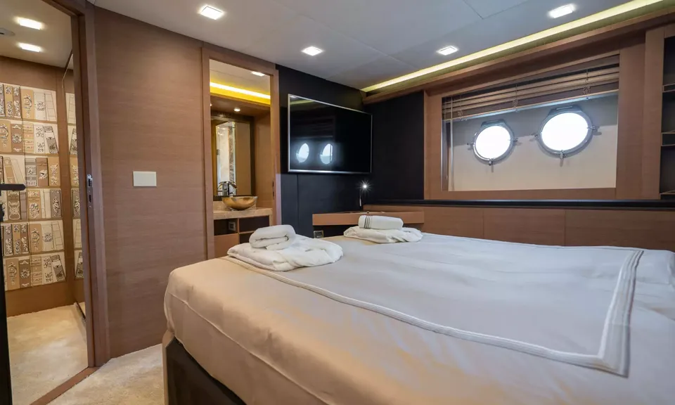 Bella Luna, 2016 Monte Carlo Yachts MCY 86, photo 22