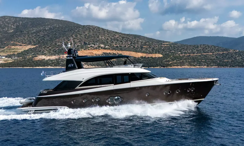 Bella Luna, 2016 Monte Carlo Yachts MCY 86, photo 24