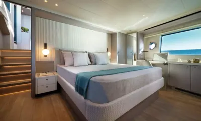 Azur: Cabine dupla com cama grande, abajur de cabcheira, escrivaninha e ampla janela com vista para o mar