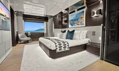 Canoe Canoe: Spacious cabin with centered double bed, white rug and large sea view window