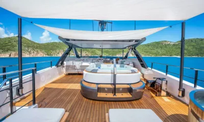 Canoe Canoe: Top deck with jacuzzi under shade sails, sunloungers, lounge seating and a rowing machine
