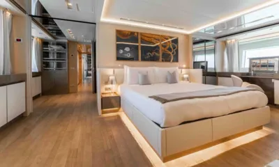 Premura: Cabina spaziosa con un grande letto matrimoniale, luci soffuse alla base e pavimento in legno