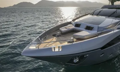 Mr Charlie: Ponte di prua con sedute lounge imbottite e coperta in teak, mare e colline al tramonto sullo sfondo
