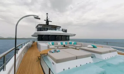 Maverick II: Convés de proa com piscina, colchonetes de sol e assentos lounge em frente à superestrutura
