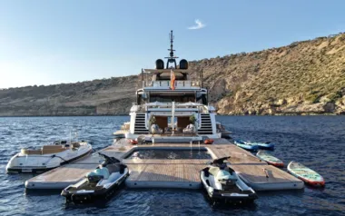 Velocity von Mangusta, privater Superyacht Charter in Weltweit