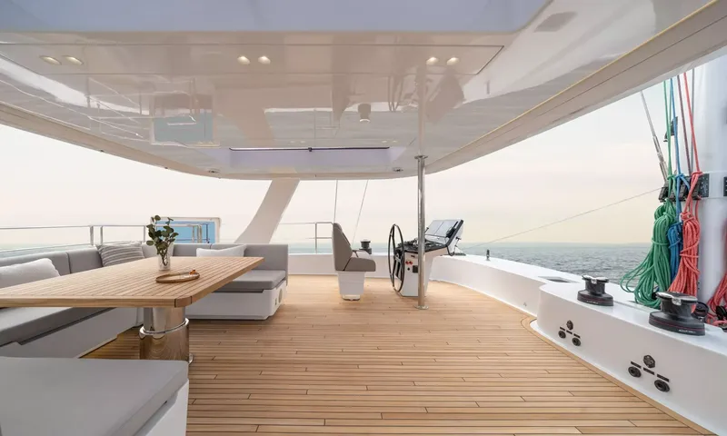 Ankawer VI: Flybridge with steering wheel, helm seat, winches, coloured ropes and teak table