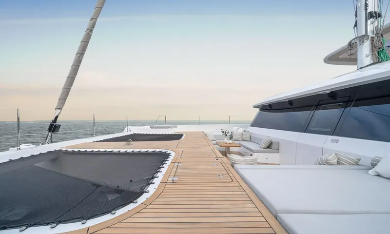 Ankawer VI: Foredeck with trampoline nets, teak walkway and cushioned lounge along the cabin front