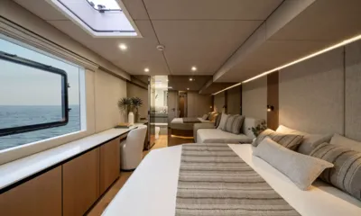 Ankawer VI: Cabin with double bed, sofa, desk and large hull window facing the sea
