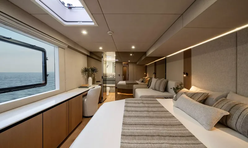 Ankawer VI: Cabin with double bed, sofa, desk and large hull window facing the sea