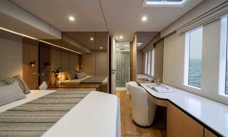 Ankawer VI: Double cabin with mirrored wall, desk under windows and ensuite visible beyond