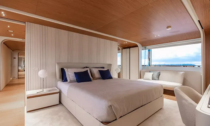 Angel: Large cabin with double bed, slatted headboard wall, sofa and wide window