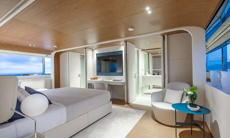 Angel: Cabin with double bed, armchair, desk with screen and view into the ensuite