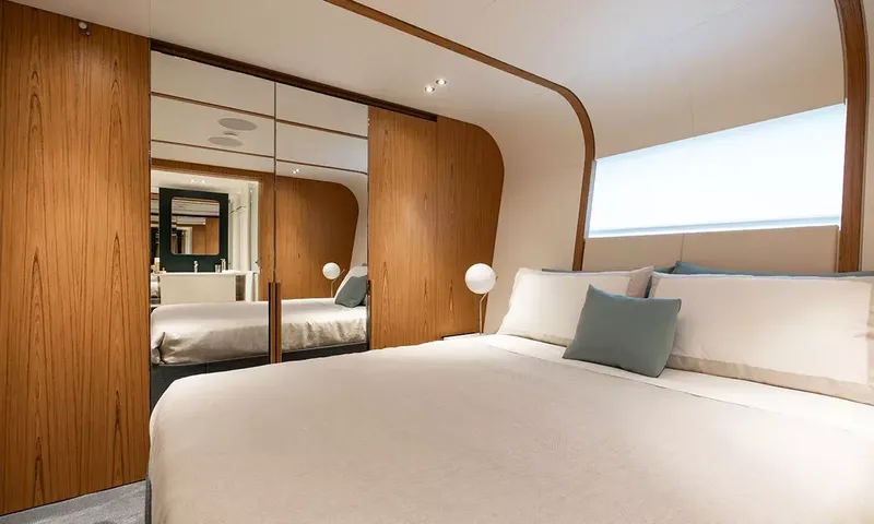 Angel: Double cabin with wood panelled wardrobes, mirrored doors and a high window