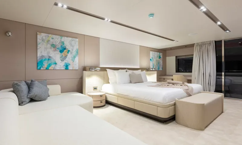 Oriy: Cabine espaçosa com cama de casal, obras de arte abstratas, sofá e janela com cortinas