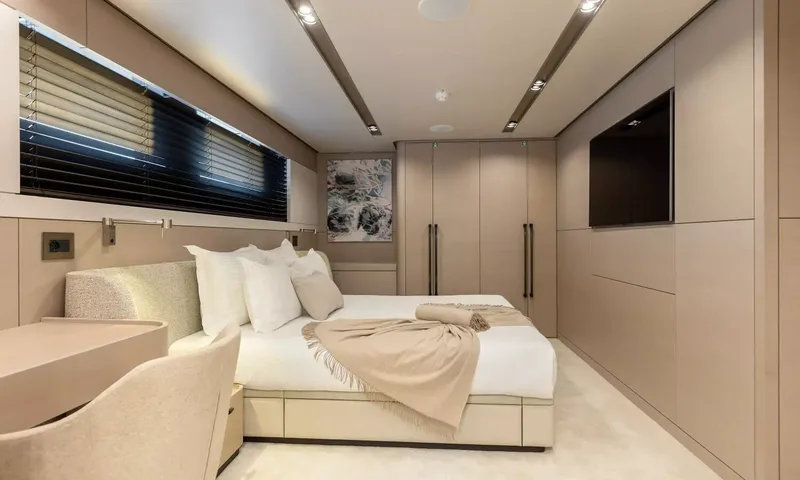 Oriy: Cabine com cama de casal, escrivaninha e cadeira, guarda-roupas e televisão na parede