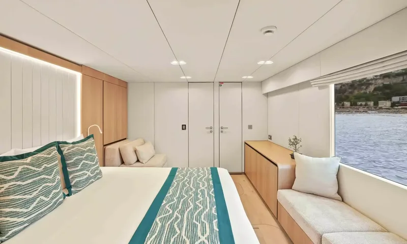Amitatu: Cabin with double bed, window bench seat and large window over the water